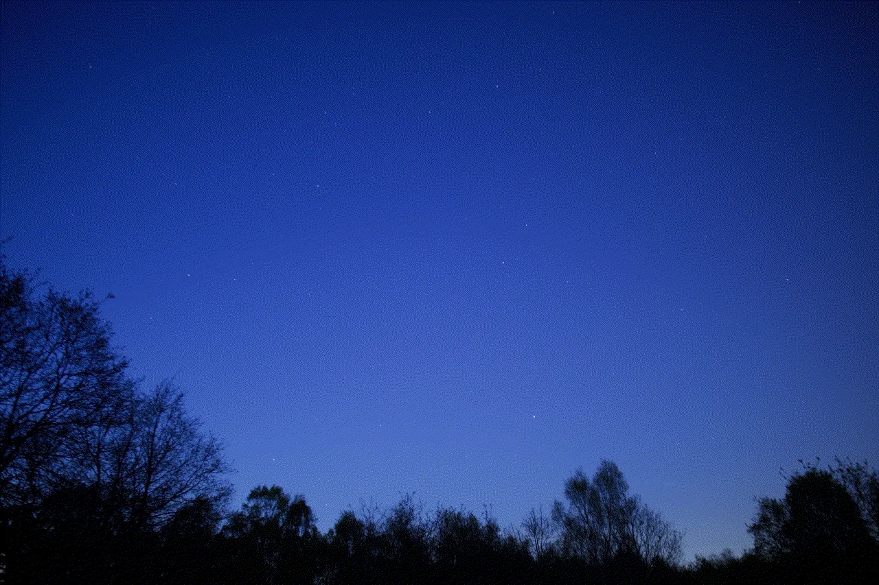 A timelapse showing the night. You can see the sky getting darker, high clouds setting in and several planes passing into view.